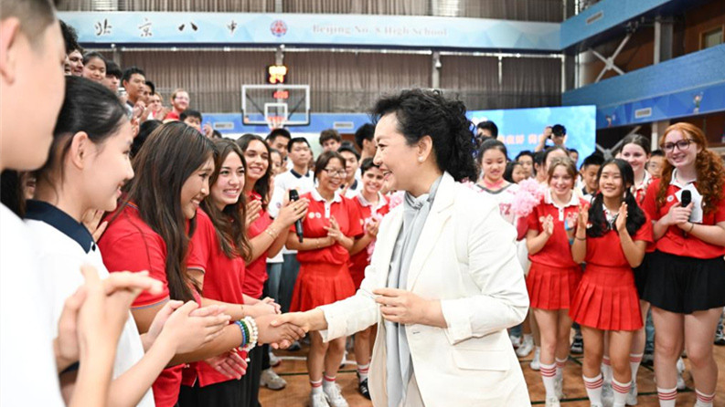 Peng Liyuan participa da atividade de intercambio cultural e esportivo de jovens China-EUA em Beijing